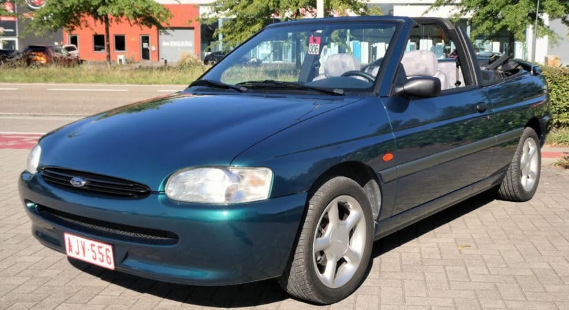 Nem az erejével, nyitható tetejével hódít ez a szinte új, időgép Ford Escort