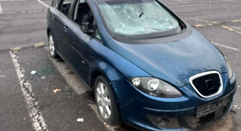 Az uránvárosi Tesco parkolójában várja gazdáját egy rommá tört autó