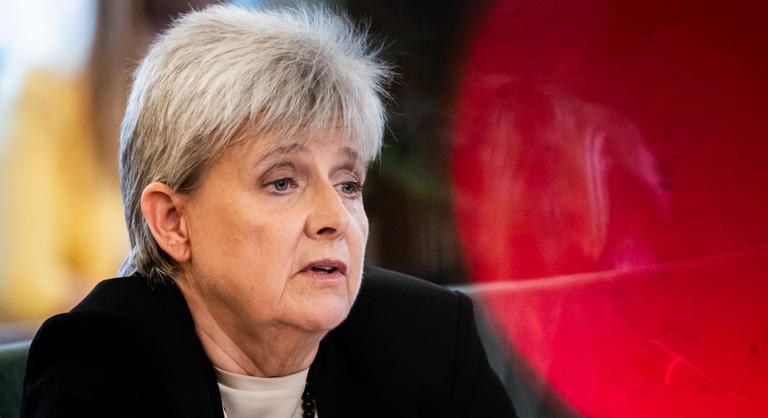 Lannert Judit megmutatta a korábban Novák Katalin által is használt irodáját, amit egy hotel recepciójához hasonlított