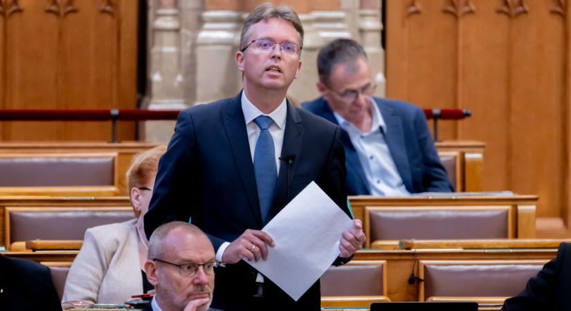 Hankó Balázs „pedofilnak” nevezte a szexuális bántalmazás elleni bábelőadást