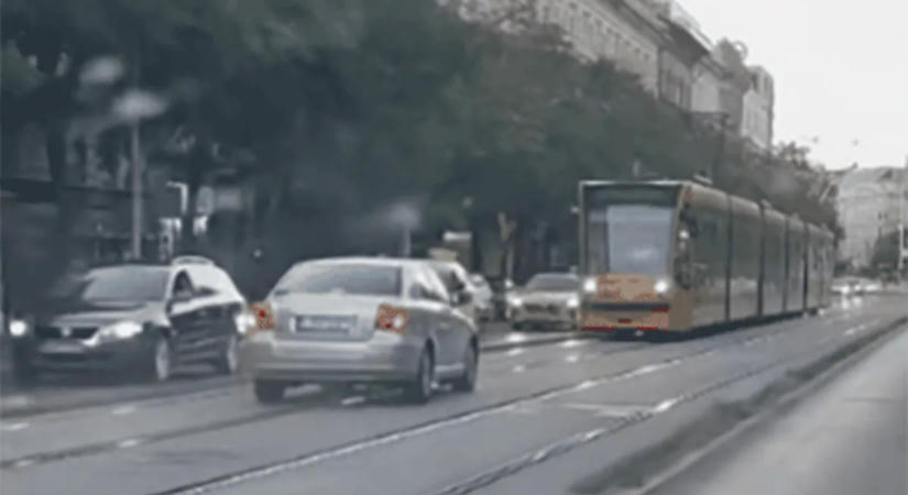 Ámokfutás a Nagykörúton: a villamossíneken ment a sofőr, karambol lett a vége - videó