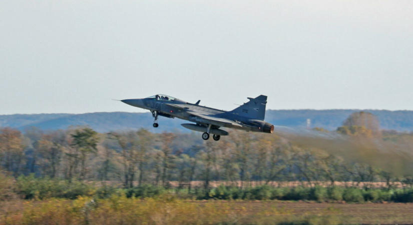 Riasztották a Gripeneket egy Paks felé tartó kisrepülőgép miatt