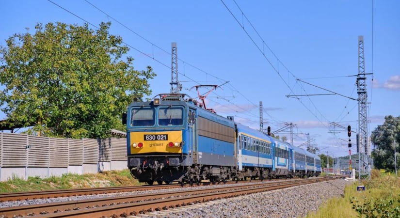 Vonat helyett busz, korábbi indulások: sokakat érintő változás jön ezen a szabolcsi vonalon