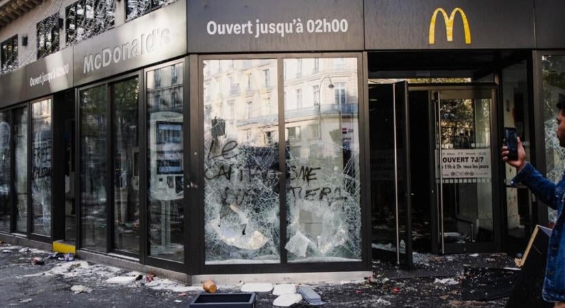Darabokra törték a McDonald’s kirakatát Párizsban: sok száz millió euró az üzletek összkára – „A kapitalizmus meg fog ölni benneteket”