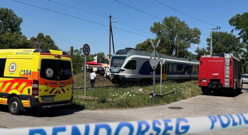 Halálos vonatbaleset Rákospalotán – Vonat elé hajtott és szörnyethalt egy furgon sofőrje a vasúti átjáróban