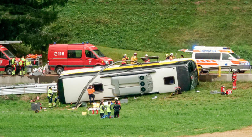 Öten meghaltak egy buszbalesetben Svájcban