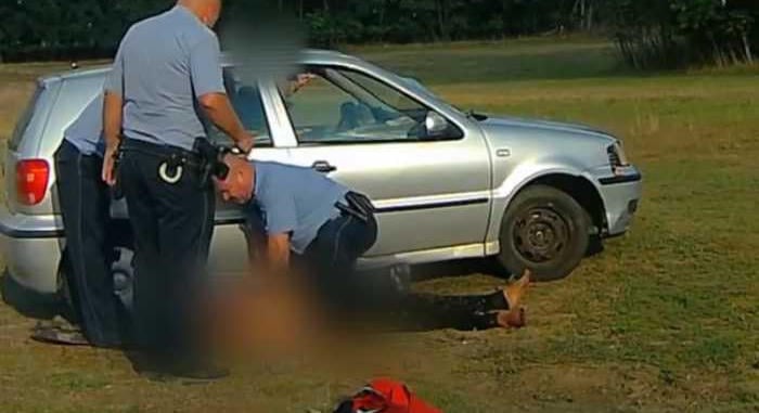 Videón, ahogy a tolnai rendőrök megmentették a menekülő ámokfutó életét