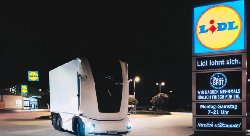 A Lidl önvezető, sofőr nélküli teherautót állított munkába, melynek még vezetőfülkéje sincs