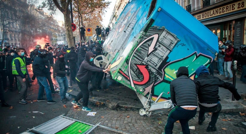 Nagyon eldurvult a francia diáktüntetés - több iskolát is felgyújtottak, súlyos sérültekről is jöttek hírek
