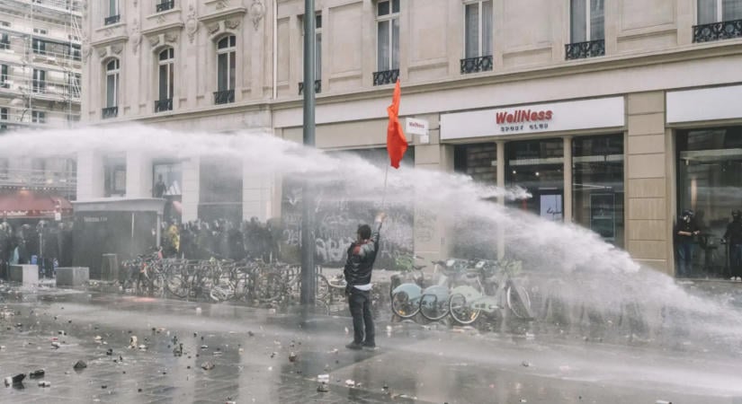Macron elítélte a francia városokat feldúló erőszakot
