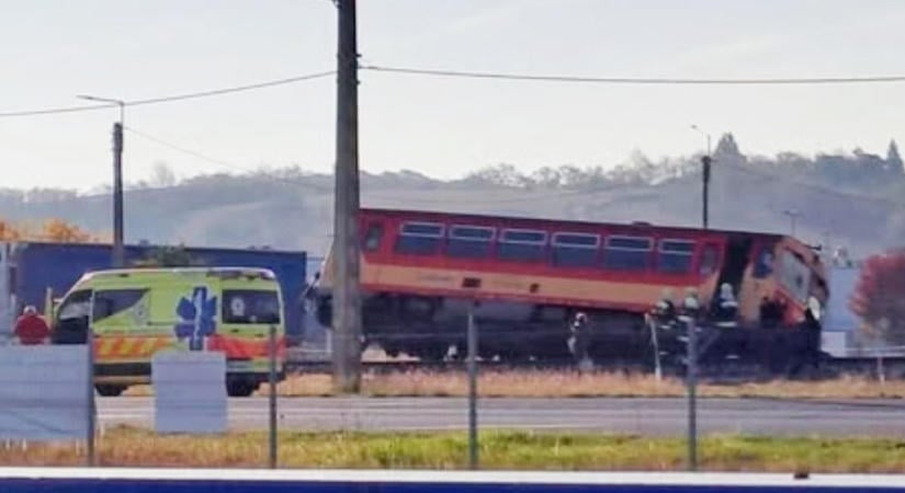 Lefordult a sínről egy személyvonat, miután autóval ütközött Nyergesújfalunál