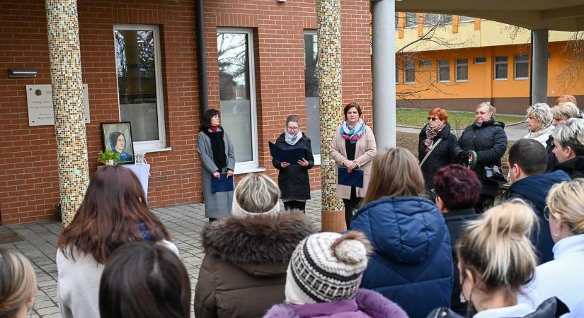 Magyar ápolók napja a kórházban: koszorúztak, gyertyát gyújtottak Kossuth Zsuzsanna emléktáblájánál