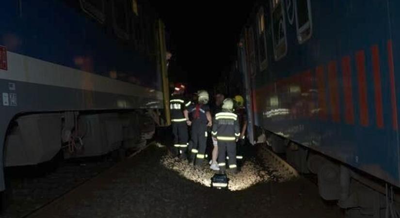 Fotókon a nyíregyházi vonatbaleset! Fának ütközött a Nyírség Intercity, a menetrend is módosult!