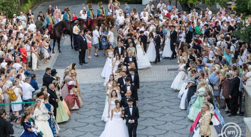 Kétszáz éves herendi porcelán és a 201. Anna-bál találkozott Balatonfüreden