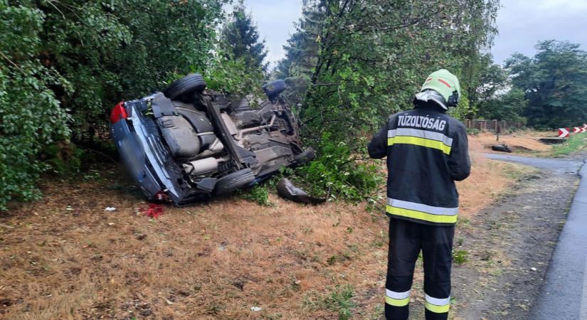 Ijesztő baleset történt a 36-os főúton: gyermek is utazott az autóban, amely fának csapódott (fotókkal)