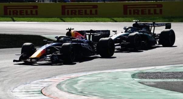A Mercedes terve, a Red Bull gondja: szombati F1-es hírek