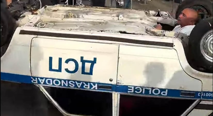 Megtekeri az agyad a fejreállt Lada ami simán gurul