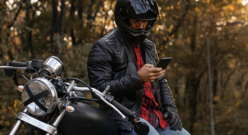374 eurót követelnek egy 84 éves motorostól, mert négy percre félreállt telefonálni egy osztrák benzinkúton