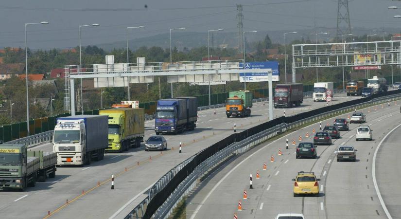 Az M0-ásra borult egy teherautó rakománya Maglódnál, 10 kilométeres a torlódás
