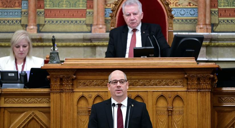 HVG: Minden külföldi útján a TEK védte a legfőbb ügyészt