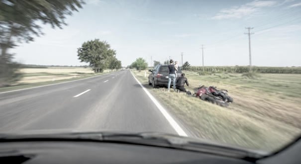 Ismeretlen motoros mentette meg egy kisgyermek életét a 4-es főúton