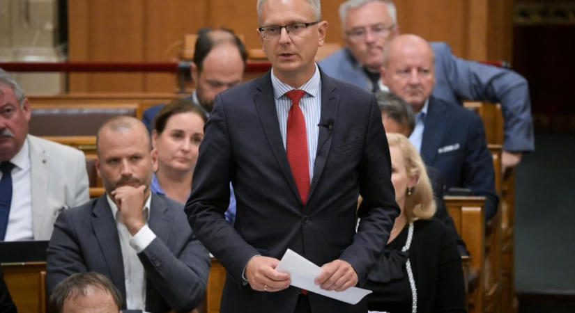Több mint tízezer aláírást gyűjtött a KDNP egy nap alatt Lannert Judit miatt