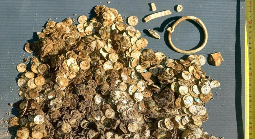 4,5 kilónyi vikingkori ezüstre bukkant egy fémdetektorral