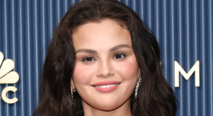 Selena Gomez bemutatja: ilyen blúzt viselj farmerrel idén ősszel
