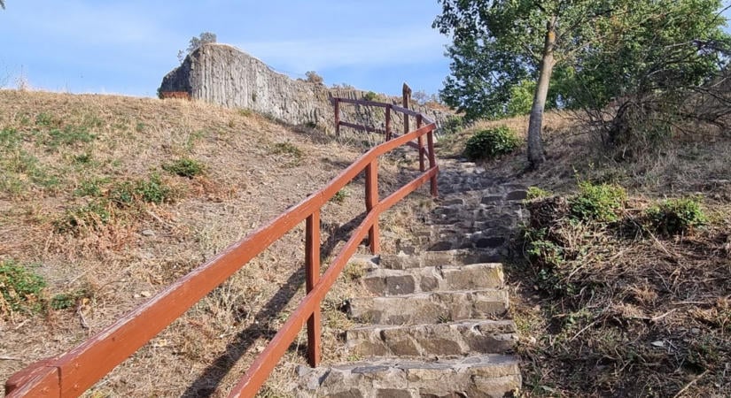 Félbevágott hegyet mutatunk, ahol kővé dermedt láva között vezet az út (galéria)