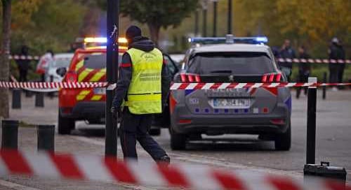 Terror Párizs mellett: afrikai és arab származású embereket lőtt a gépkarabélyos támadó