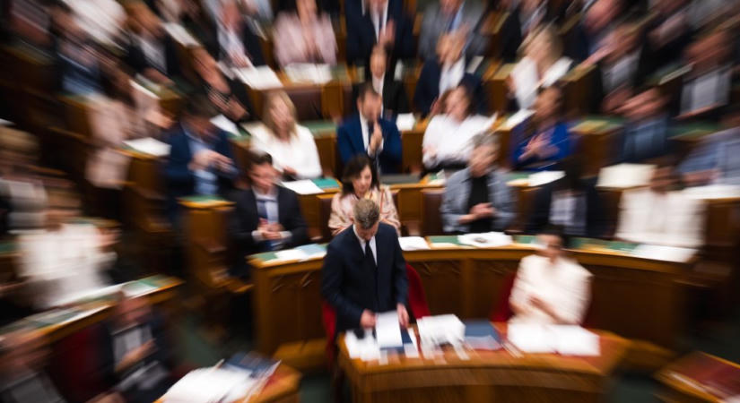 Egy hét kihagyás után ismét ülésezik a parlament