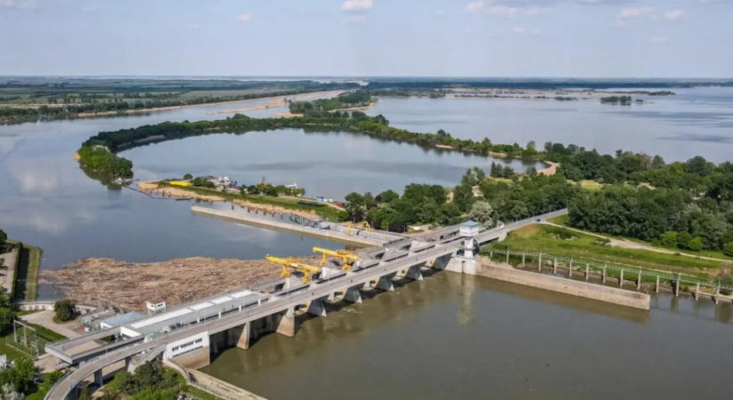 Kiszáradás: a Tisza-tónak szinte már annyi, a Tisza vízhozama Szolnoknál pár nap múlva mégis akkora lesz , mint az aprócska Rábáé