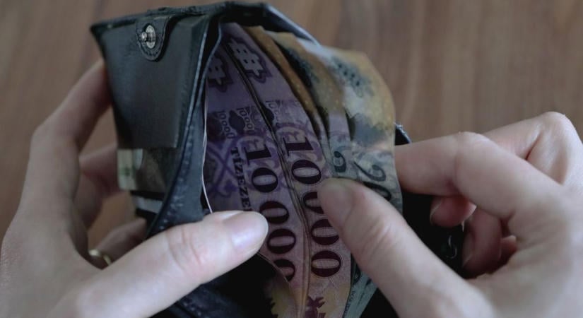 Közel 9 millió forinttal károsította meg apósát – Csalás miatt áll bíróság előtt