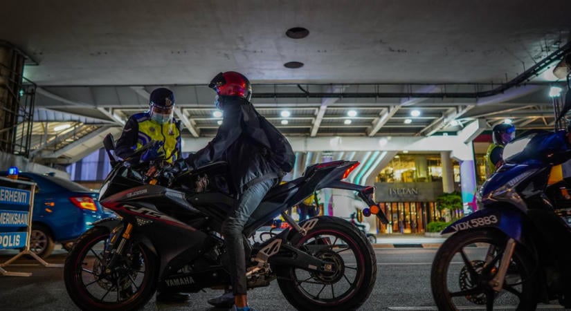 Már a motorkerékpárok utasait is szondáztathatják a rendőrök