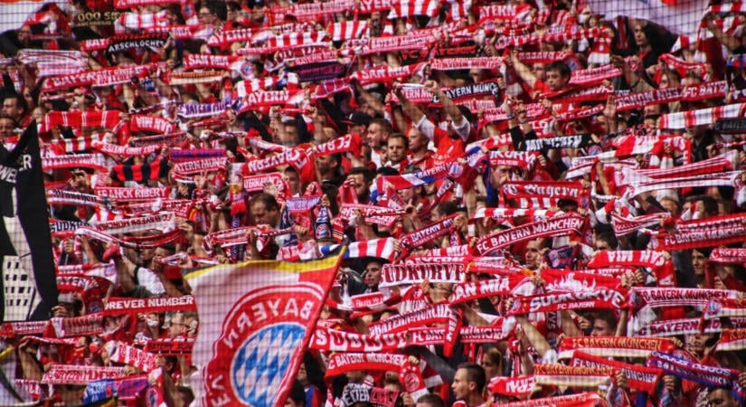 Mentőhelikopterrel szállították kórházba a Bayern edzőjét, újabb részletek derültek ki az állapotáról