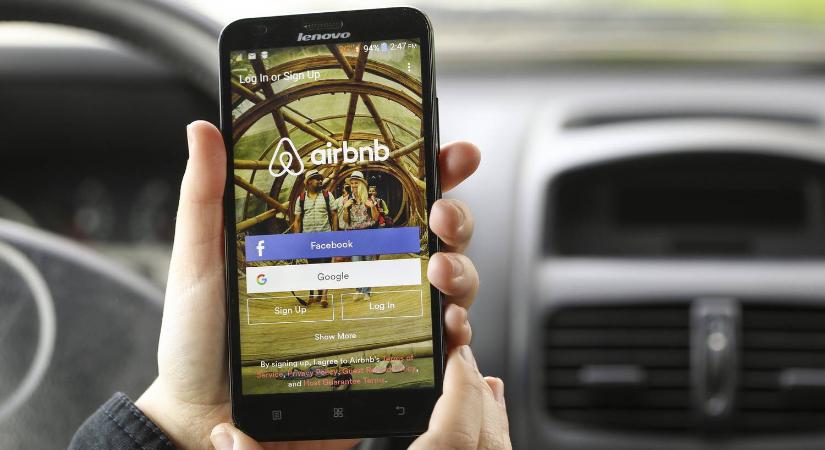 Sokkot kaptak az Airbnb-vendégek: saját magukról készült fotót találtak a falon