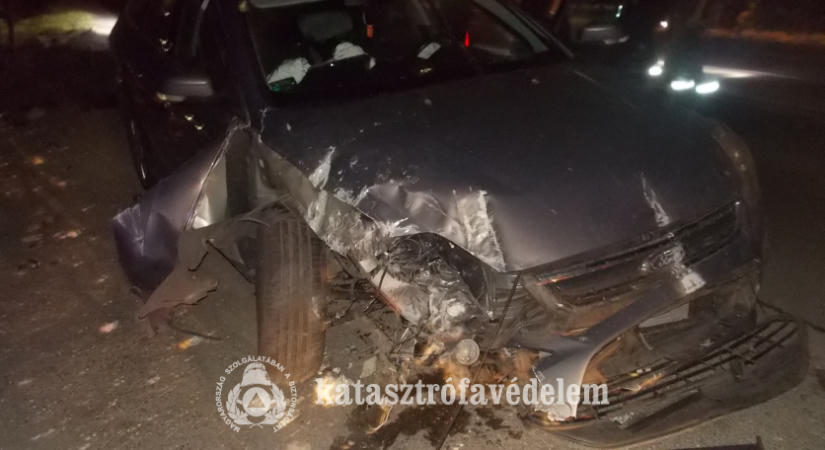Villanyoszlopnak hajtott egy autó Berettyóújfaluban