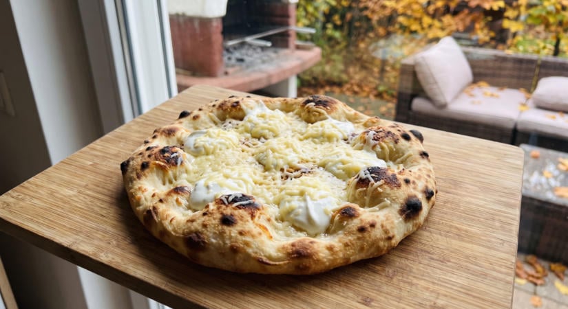 Grillezett lángos fokhagymás tejföllel