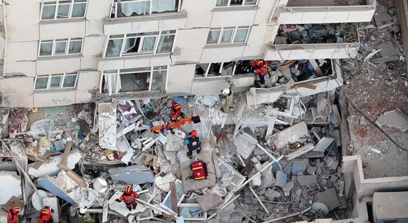 Hétemeletes épület omlott össze Isztambulban, egy hatéves gyermek is a romok alatt rekedt – fotók