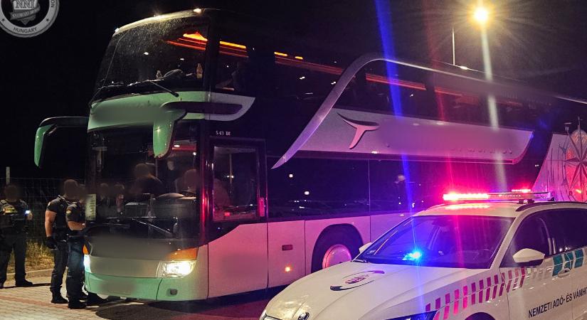 Lőfegyvereket találtak egy buszon az M5-ösön