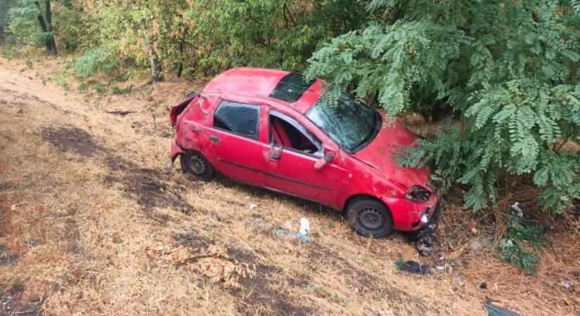 Árokba csapódott egy autó Martfűnél, ketten utaztak benne