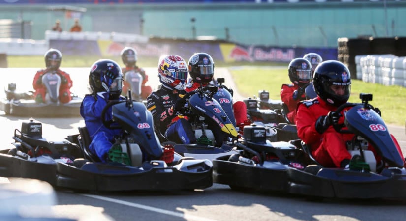 Verstappen 100 ellenfelet győzött le egy kaotikus gokartversenyen