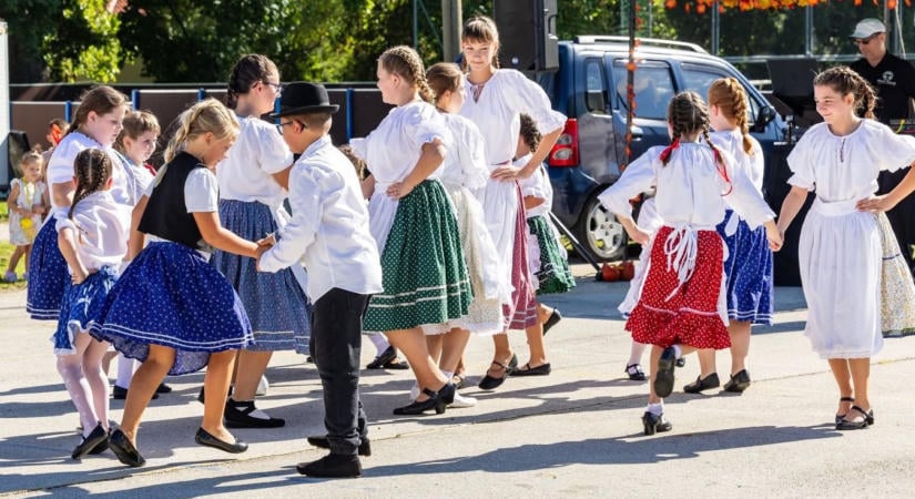 Szüreti felvonulás Sárkeresztesen: egy „lassacskán” eltűnő hagyományt élesztenének újra