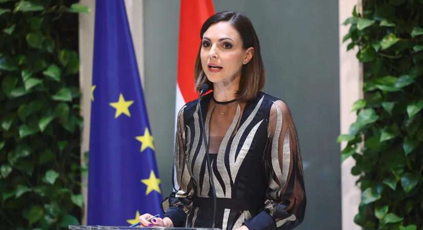 Kínos bakiba futott bele a kormányszóvivő, Simicskó István javította ki Köböl Anitát