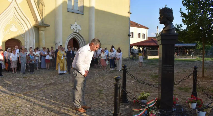 Szent István-emléktábla-avató és az új kenyér megszentelése Beregszászon - A megmaradás, az összetartozás és a remény jelképe