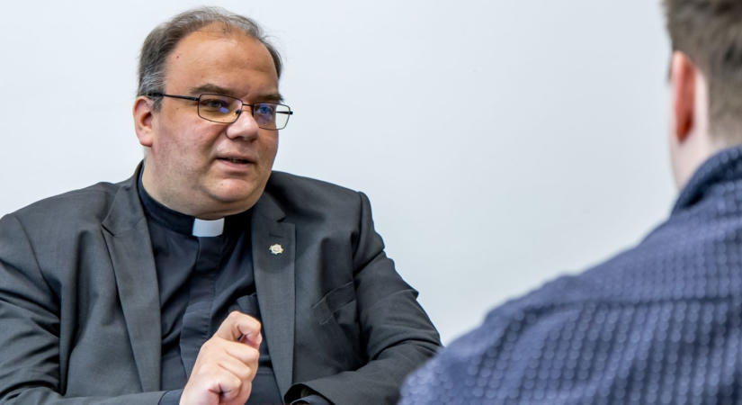 Zsódi Viktor piarista tartományfőnök: „Nem elkeríteni kell a hitet egy ostromlott várba”