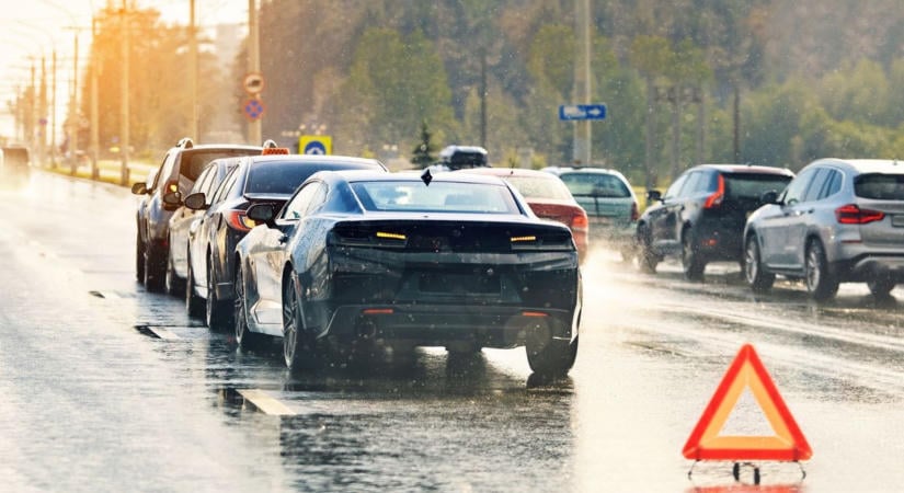 Hármas karambol a 7-es főúton – lezárták az érintett útszakaszt