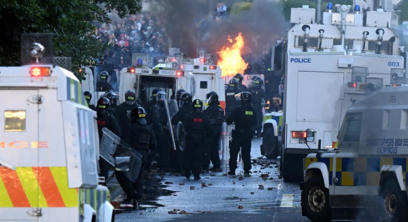 Remegő lábakkal fordultunk az utcába, amely három hónapja a belfasti terror gyújtópontja volt