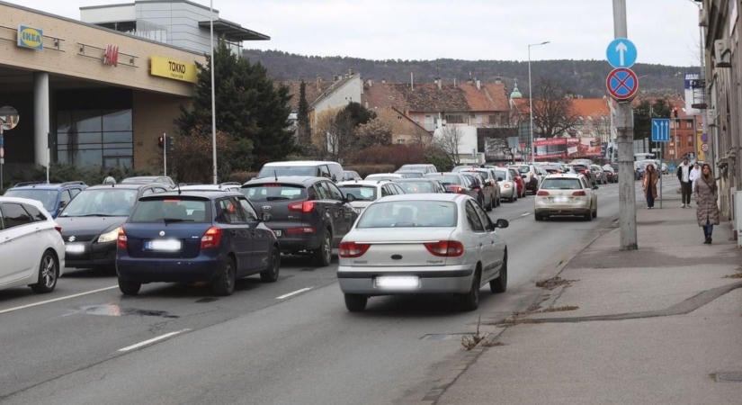 Teljesen beállt Pécs: brutális dugó bénította meg a kedd reggeli közlekedést