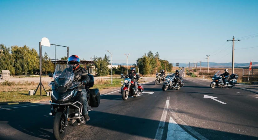 Bosszantja, ha egy motoros előregurul? Gondoljon arra, hogy autóval ön előtt állna